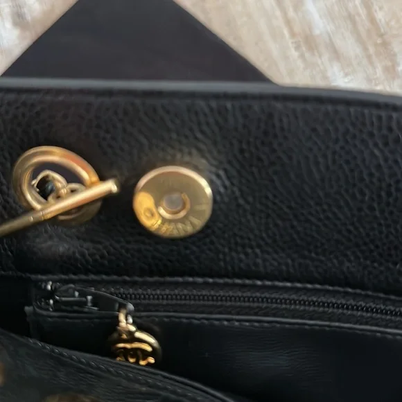 CHANEL AUTHENTIC CAVIAR Black Shoulder Bag with Iconic CC Logo and Gold Chain - Picture 6 of 7